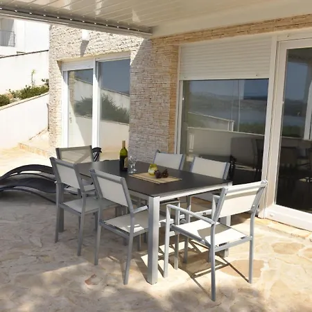 Comfortable Two Bedroom *